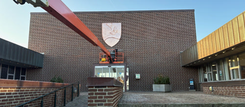 kobbervåbenskjold hænges op på Rådhuset i Ringkøbing